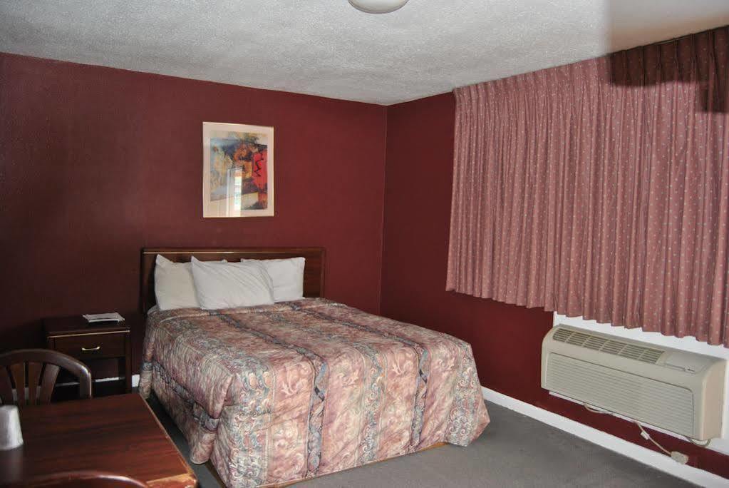 Relax Inn Of Medford Exterior foto